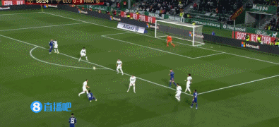 苏格兰女足队长卡思伯特与中国队比赛时头部受伤，被紧急送医