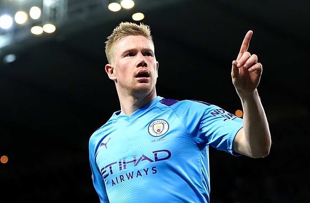 韩国女星穿曼联曼城球衣聚餐。左边是韩国国门金承奎...